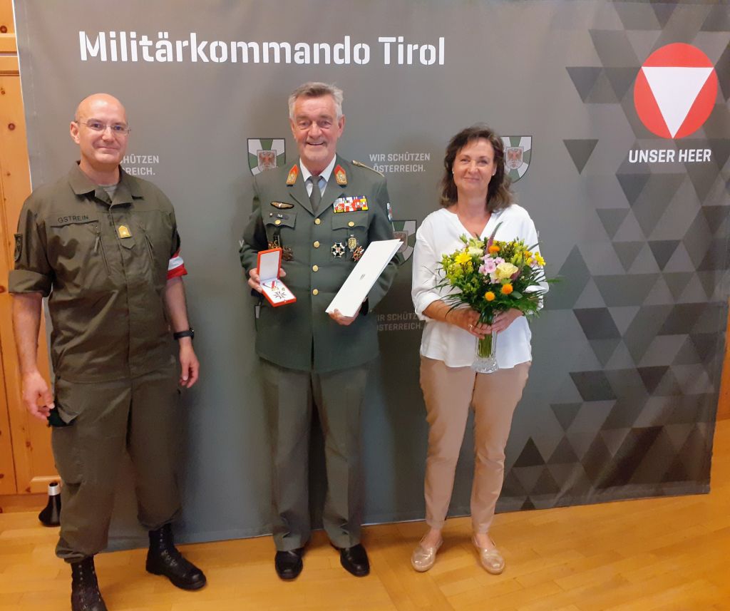 Militärkommandant von Tirol, Bgdr Ingo GSTREIN, Obst i.R. Will TILG mit dem goldenen Ehrenzeichen und seiner Frau Iris TILG